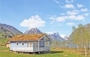  Two-Bedroom Holiday home with Sea View in Fjærland  Фьёрланд